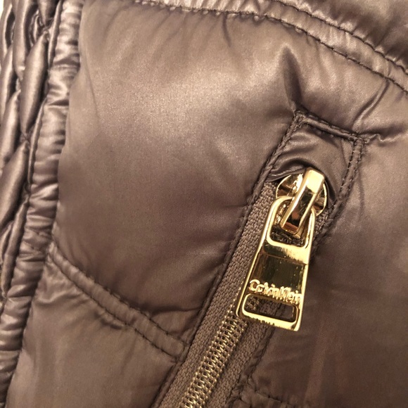 CALVIN KLEIN performance women’s puffer vest - Picture 5 of 9